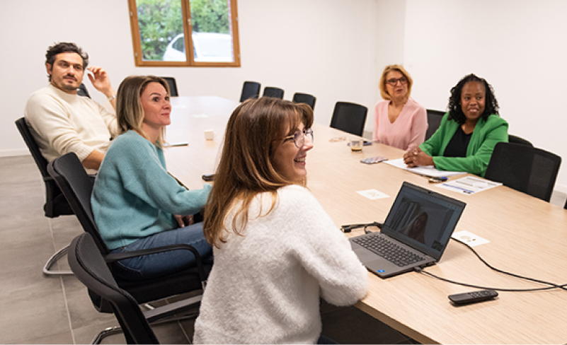 Mask group 76545645 Réunion de travail et d'échange ente les membres de l'équipe de santé au travail